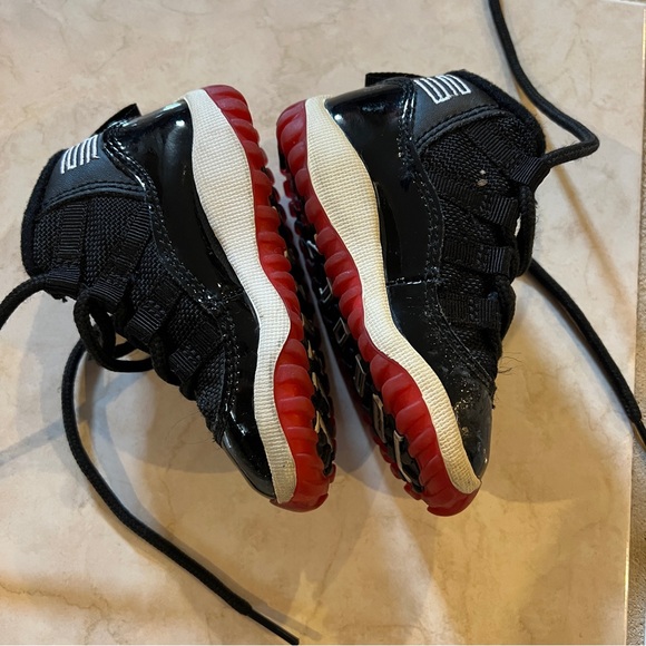 2001 Air Jordan 11 bred - Picture 2 of 6